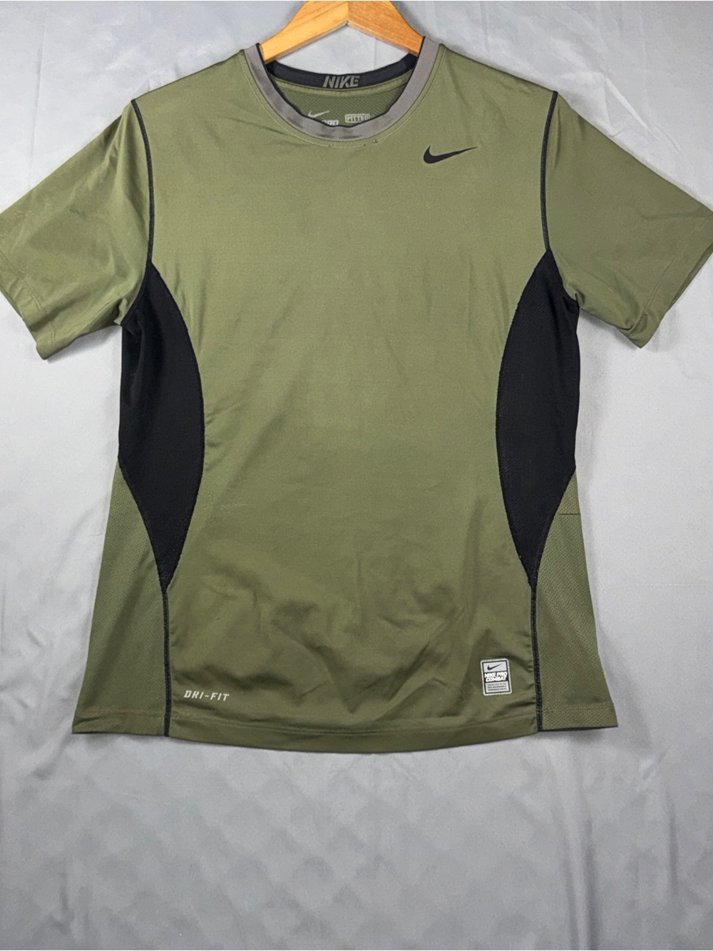 Nike Pro Combat Shirt Mens Medium Green Short Sleeve Dri-FIT Fitted Athletic Gym